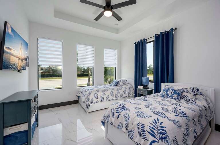 Twin Bedroom featuring a Garden View as well as TV one bed is a trundle and can add one more spleeping option