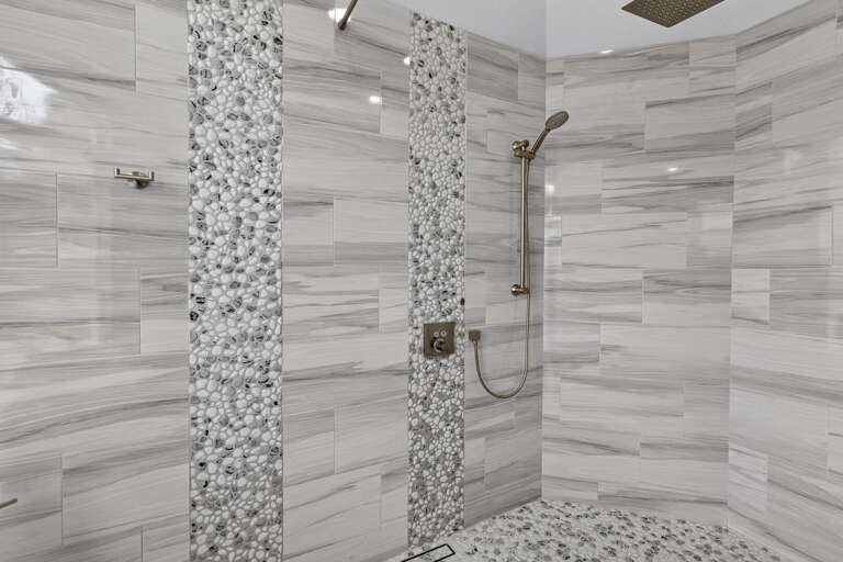 Rainforest Shower Head as well as Lots of Space for the Family