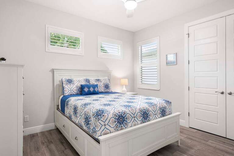 Queen Bedroom with Garden View and TV