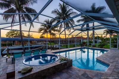 Breathtaking back yard with Jacuzzi and Swimming Pool