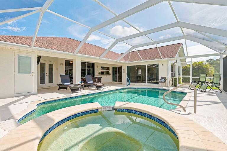 Pool and Spa Invite you to a Relaxing Time at Villa Baju