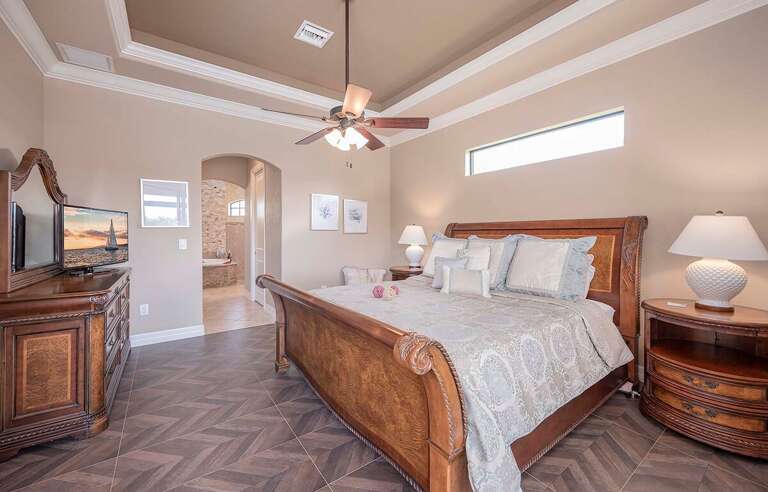 Main King Bedroom with En-Suite Bathroom