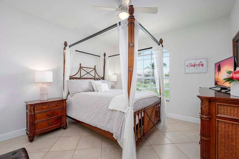 Queen Bedroom with Garden View