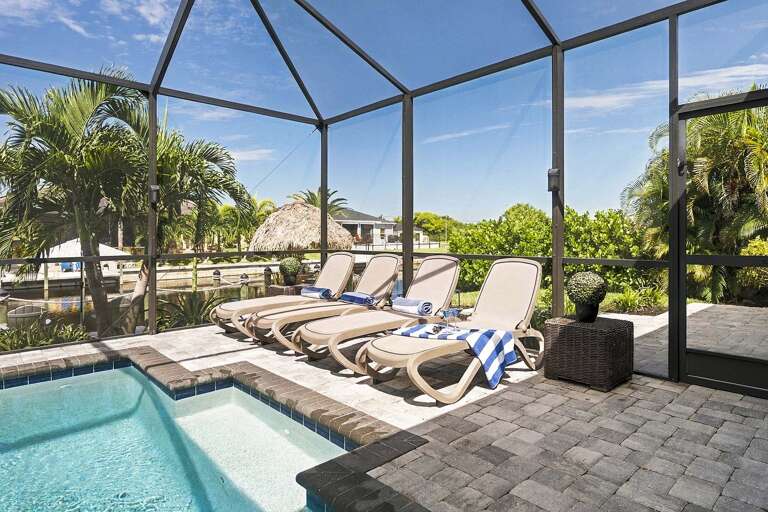 Lounges Invite you for Sunbathing and Tanning