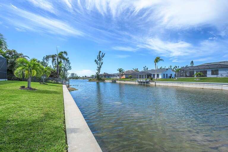 Canal View and Sea Wall great for Fishing
