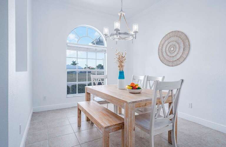 Main Dining featuring Seating for 6