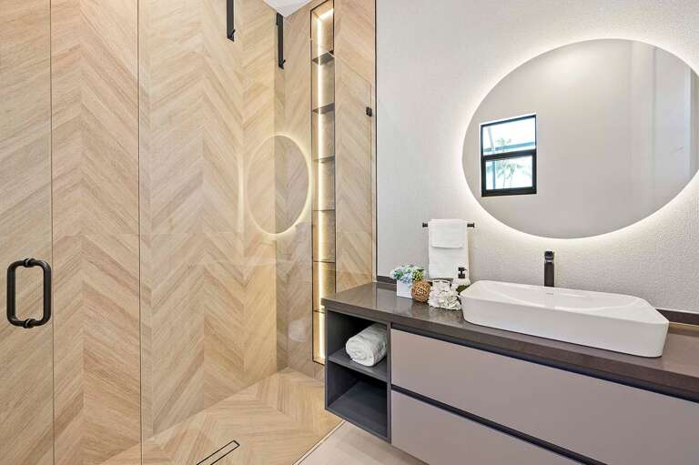 En-Suite Bathroom to Gust Bedroom Suite