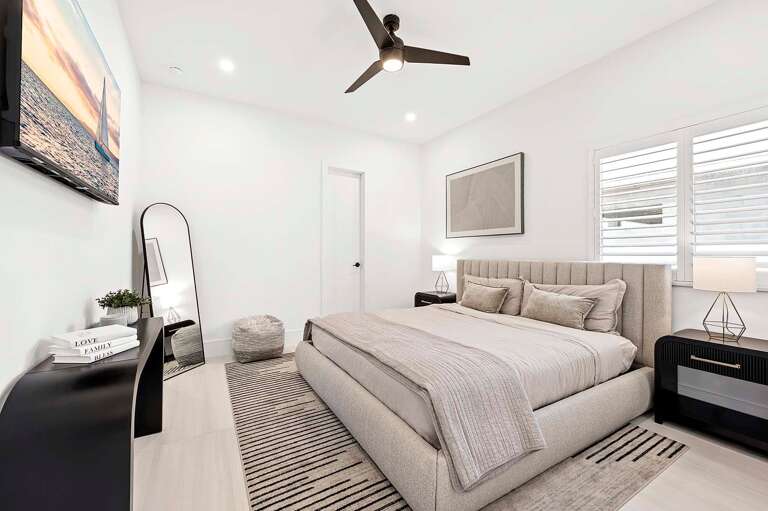 King Bedroom Suite with En-Suite with TV as well as Jack and Jill Bathroom and Garden View