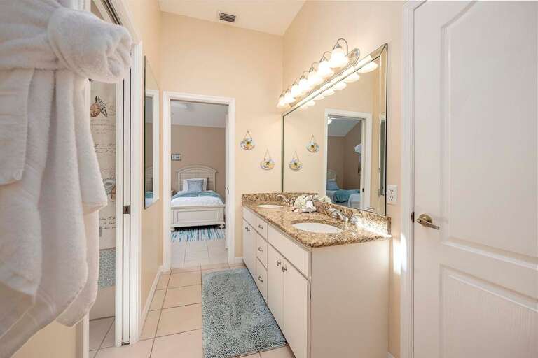 Shared Bathroom with Dual Sinks and Shower/Tub