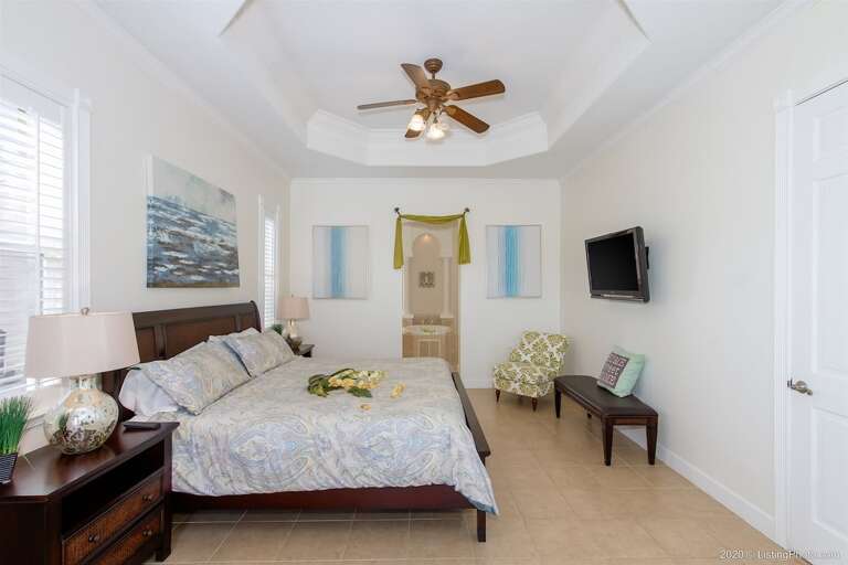 Main King Bedroom with En-Suite Bathroom and