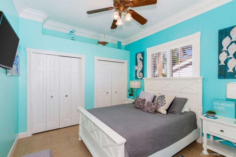 Queen Guest Bedroom with Garden View