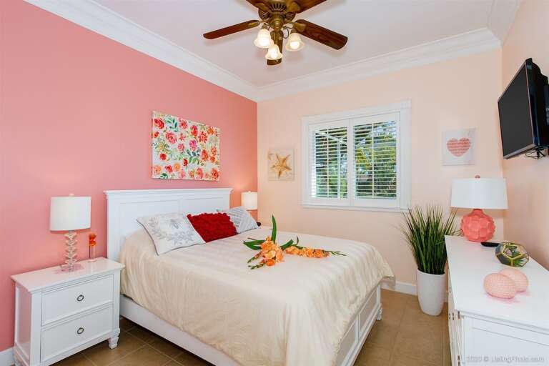 Queen Guest Bedroom with Garden View