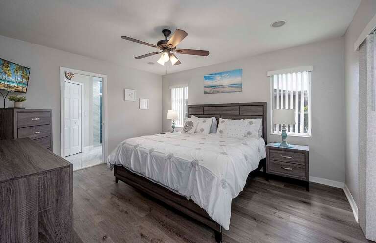 Main King Bedroom with En Suite Bathroom