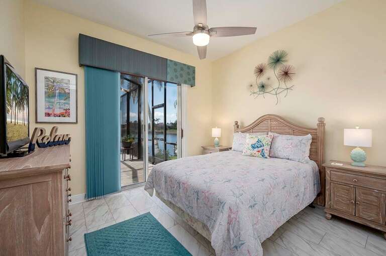 Queen Bedroom with Lanai Access
