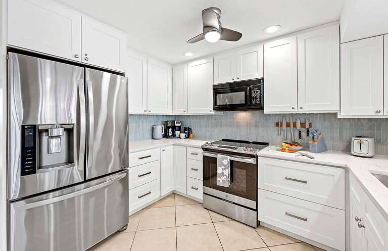 Stainless Appliances and Fully Equipped Kitchen