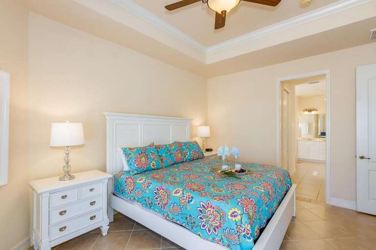 King Bedroom Suite with En-Suite Bathroom, Garden Tub and Shower