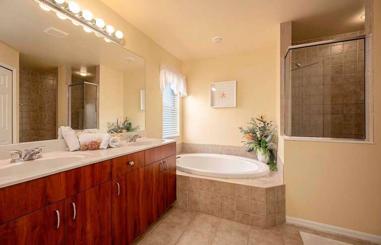 Main En Suite Bathroom with Walk in Shower and Garden Tub