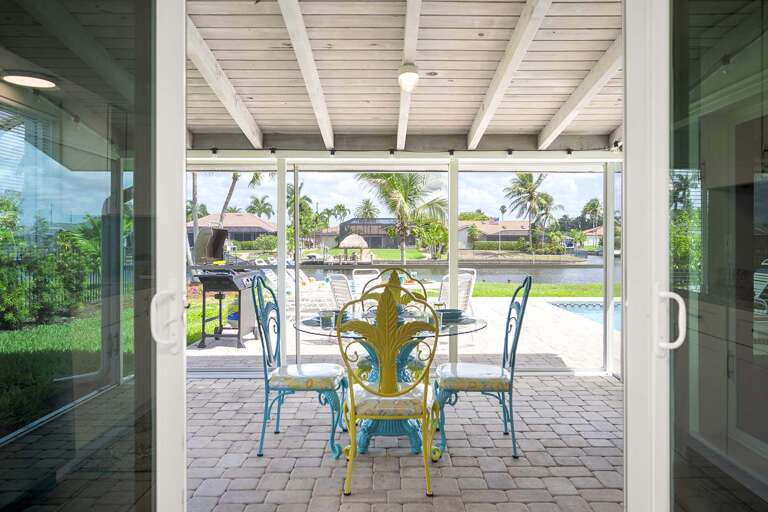 Tropical Furniture Invite You to Enjoy Your Meals with a View