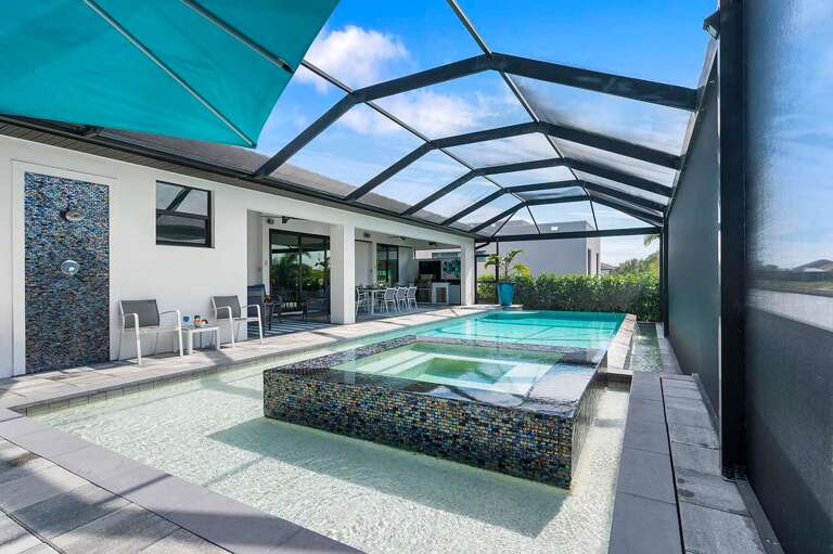 Pool with Overflow Spa/Jacuzzi