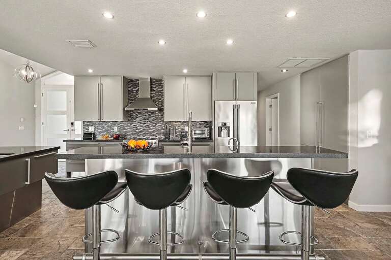 Large Island with Additional Seating