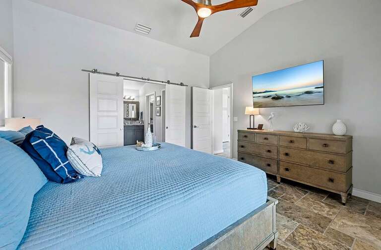 Main King Bedroom with En-Suite Bathroom