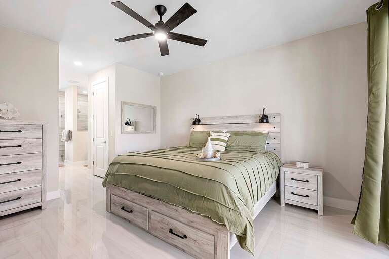 Main King Bedroom Suite with En-Suite Bathroom