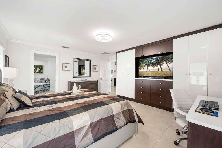 Main King Bedroom with En-Suite Bathroom