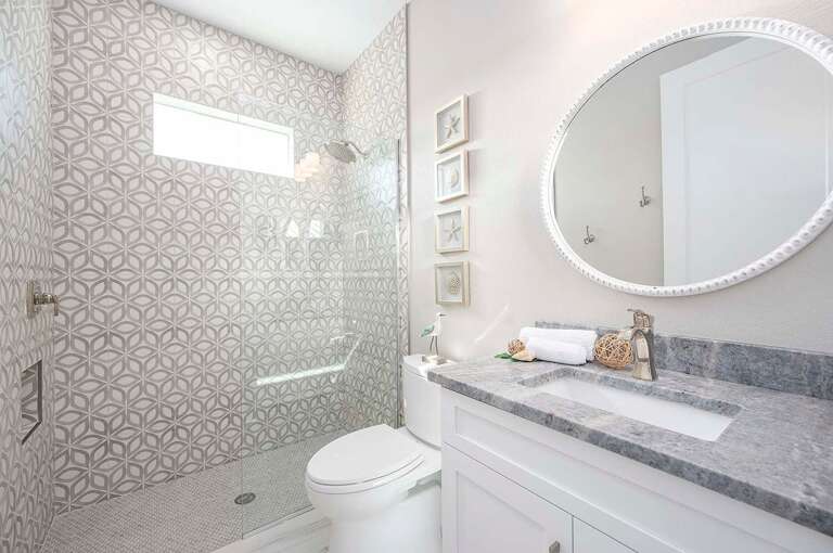 Guest Bathroom with Tub/Shower