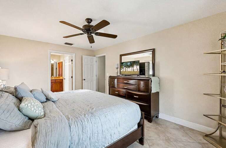 Main Bedroom with King Size Bed and En Suite Bathroom