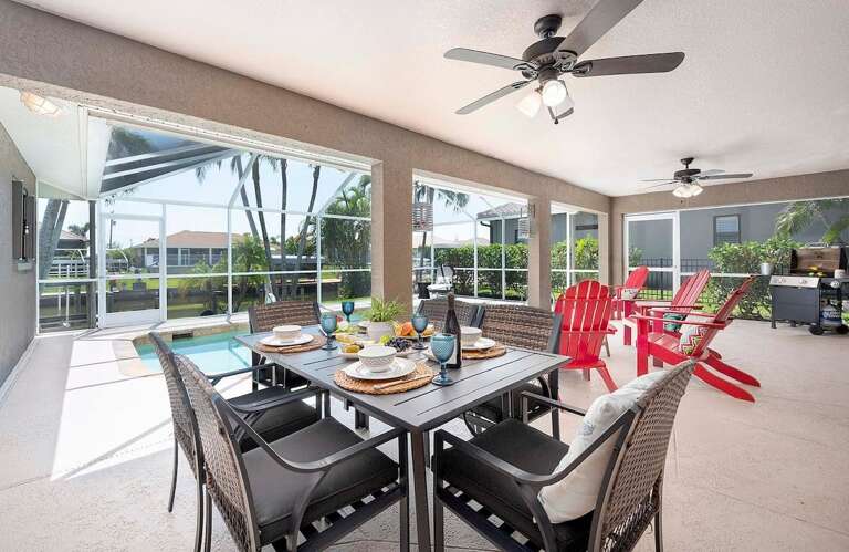 Outdoor Covered Lanai with Dining Area