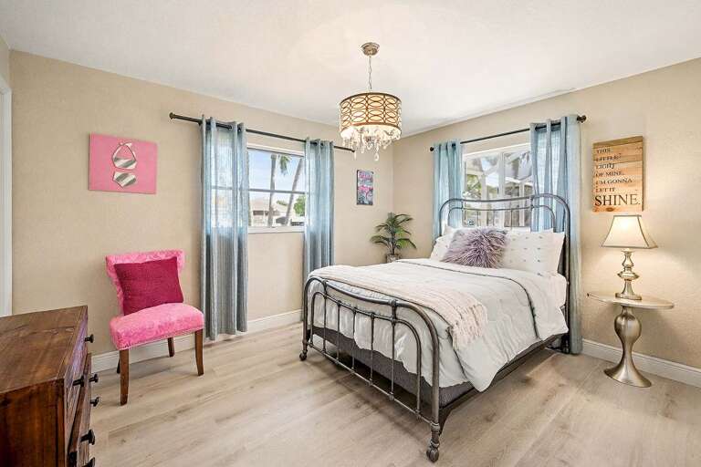 Queen Size Bedroom