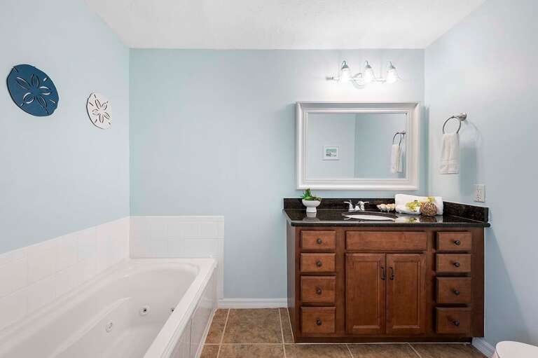 n-Suite Bathroom with Bathtub