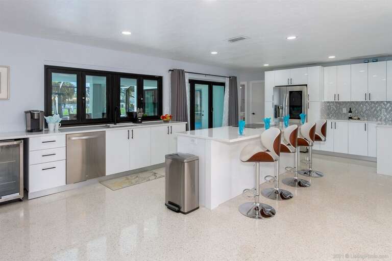 Large Open Kitchen Great For Entertaining