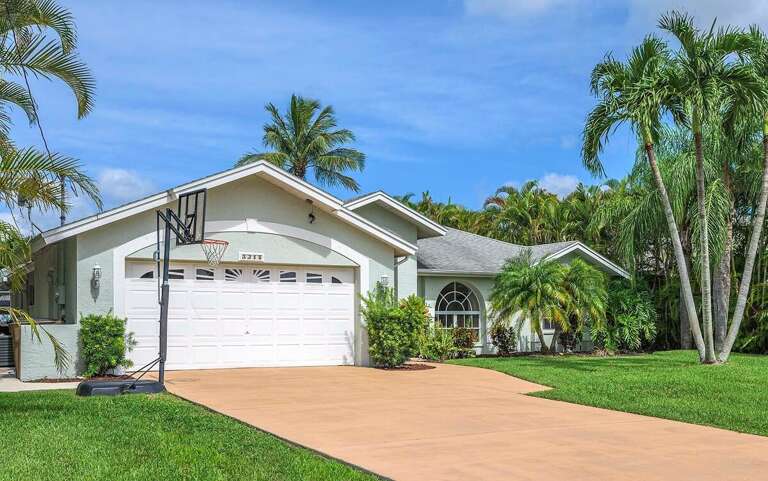 Villa Hideaway with Basketball Hoop