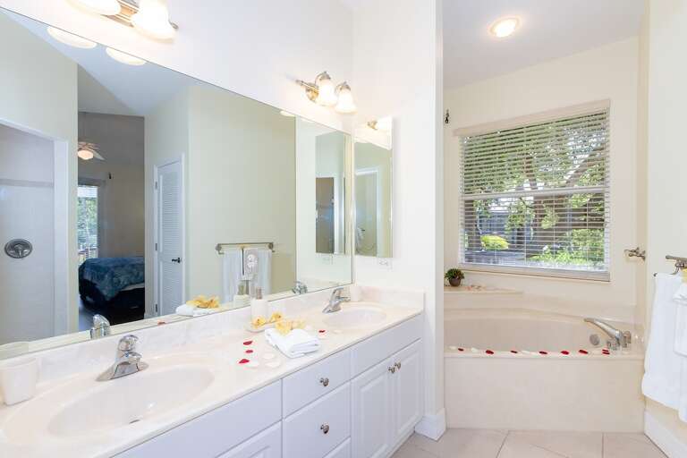 Main Bathroom with Garden Tub