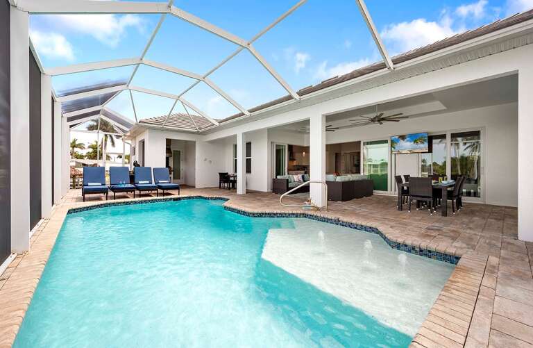 Enjoy the Sun Deck in the Pool to Relax or Just Hang Out.
Great Spot for the Little Ones.