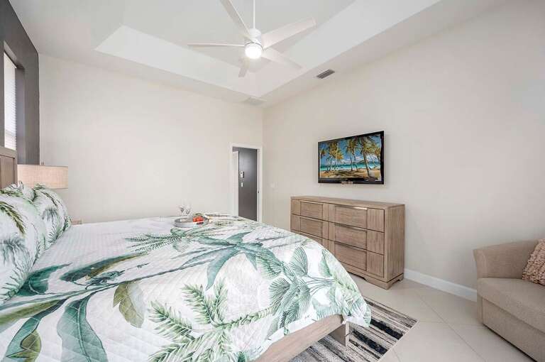 Main Bedroom Suite with En-Suite Bathroom