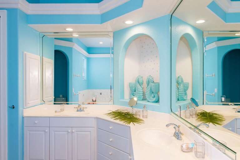 En-Suite Bathroom to King Size Bedroom with Dual Sinks, Shower and Garden Tub