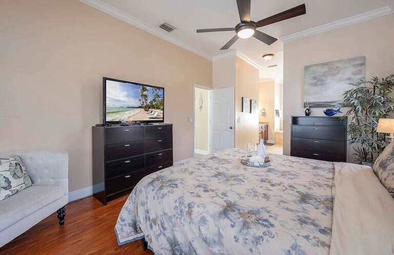 Main King Bedroom with En-Suite Bathroom