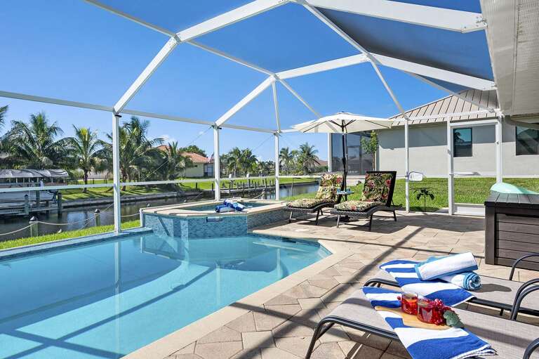 Southern Facing Pool and Jacuzzi