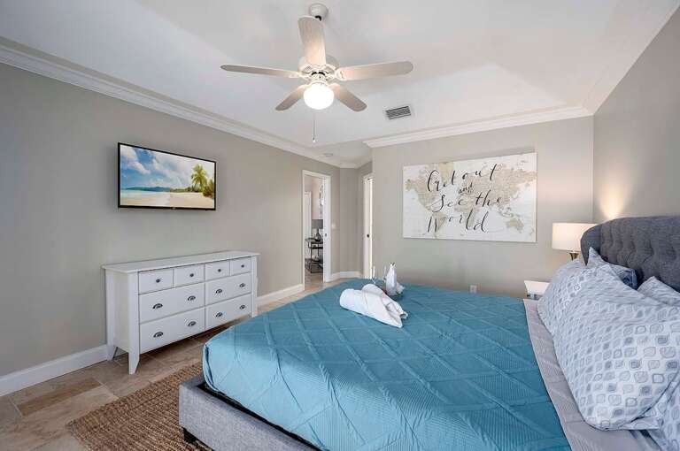Main King Bedroom with En-Suite Bathroom