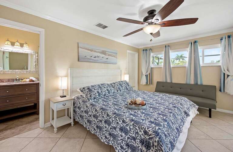Main King Bedroom with En-Suite Bathroom