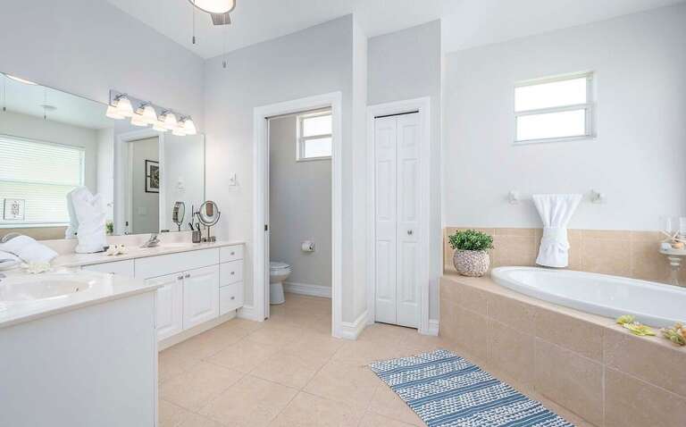 Main Bathroom with Dual Sinks, Walk in Shower & Soaking Tub