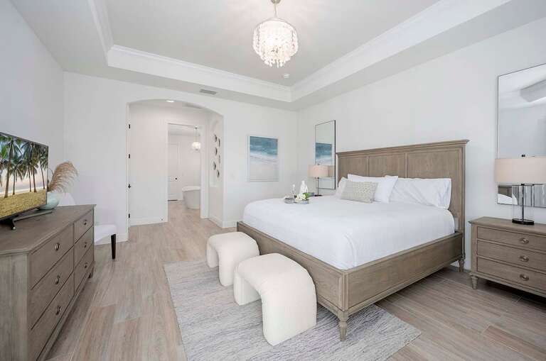 Main Bedroom with En-Suite Bathroom and TV