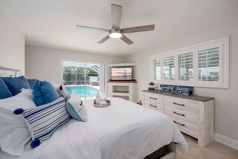 Queen Bedroom with Pool View and Pool Access and En-Suite Bathroom