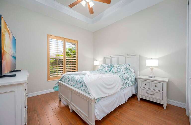 Queen Bedroom with Garden View