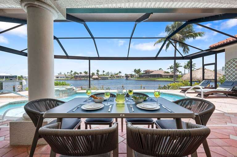 Relaxing Outdoor Space to Enjoy Your Meals