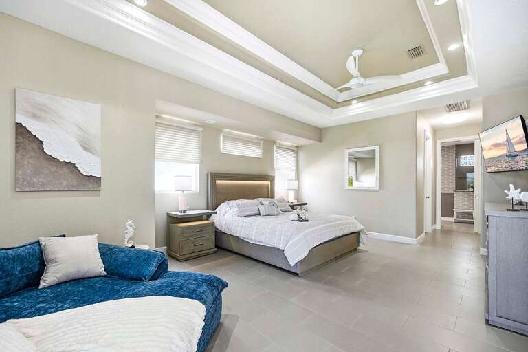 Main King Bedroom Suite with En-Suite Bathroom