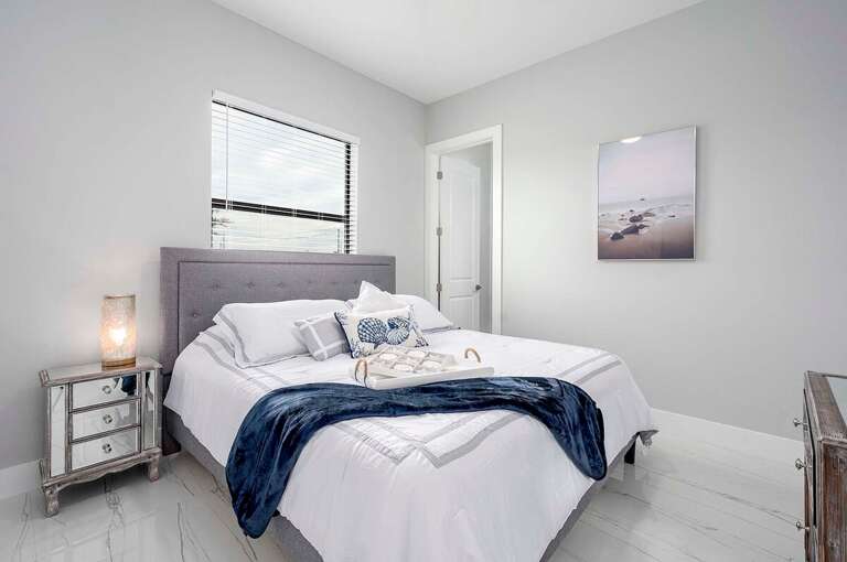 Second Main Bedroom with King Bed and En Suite Bathroom as well as Tv