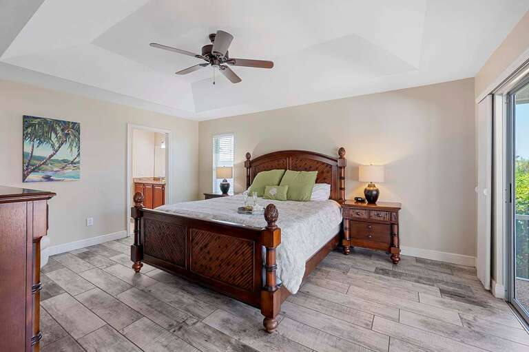 Main King Bedroom Suite with En-Suite Bathroom